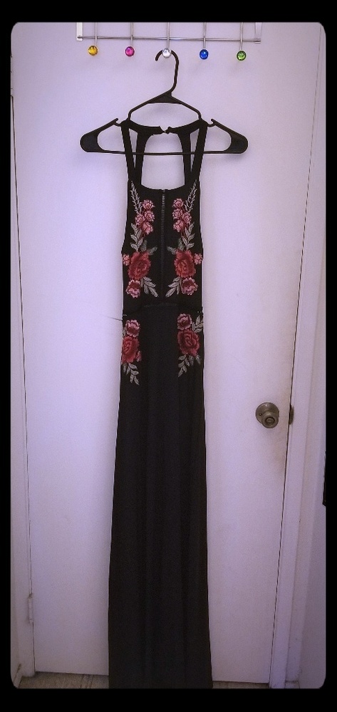 Maxi dress with red roses, open back